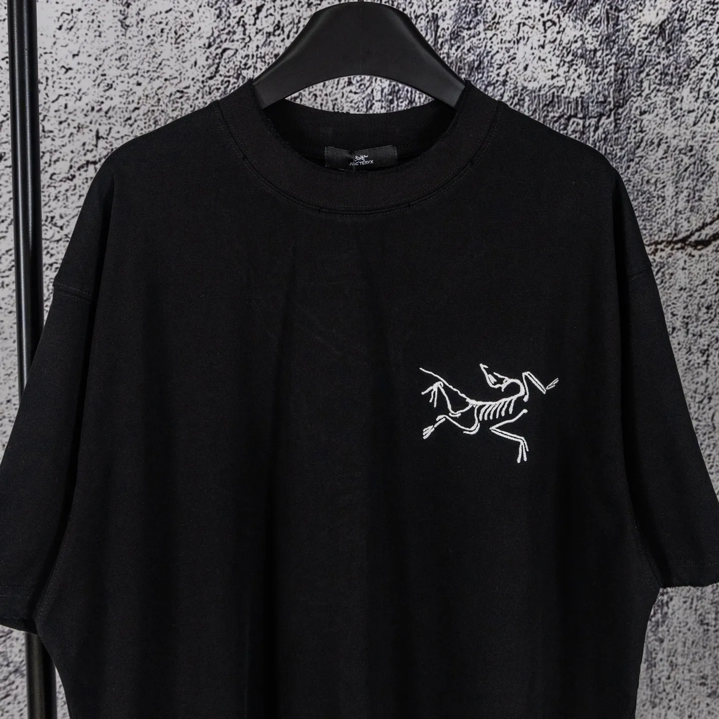 100 ARC'TERYX 26ss New Arrival T ， ，Breathable ， 。 ， ， ， Same Style 。 ， ， ； logo， ， 。Classic Versatile ， 、 ， 、 、 。 ， ， ！ ：Black White Size：M—XXL
